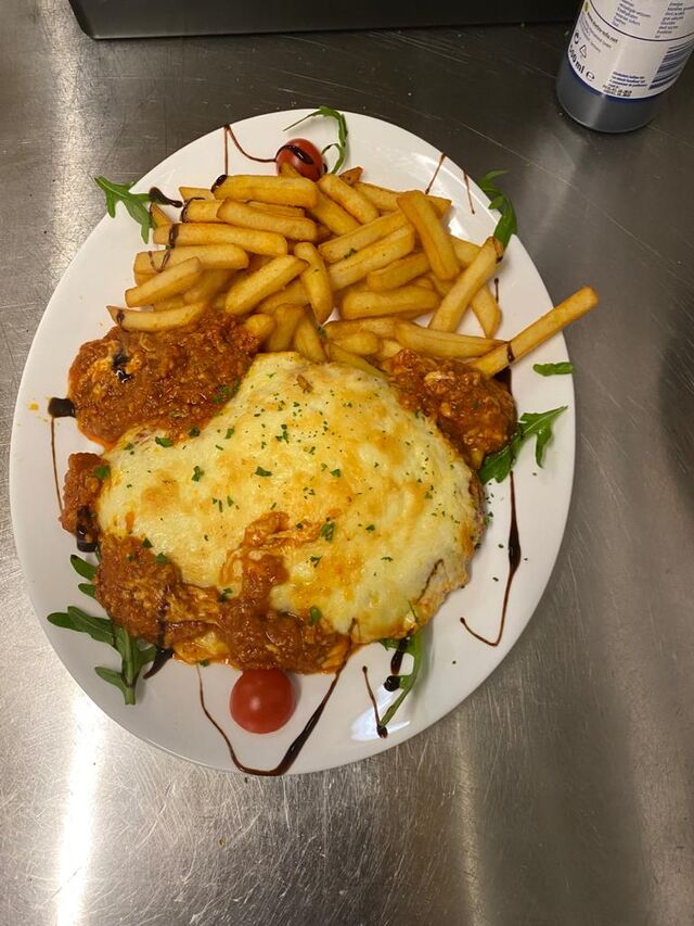 Parmachana-Schnitzel mit Pommes 