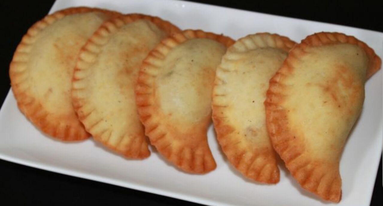 Je vous emmène au Senegal avec ces succulents beignets farcis au a la viandes hachées ou poisson,ail, oignon et fines herbes...