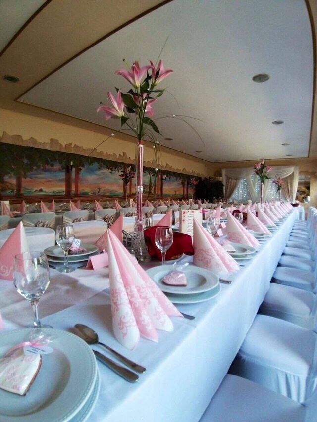 Esküvői díszterítése