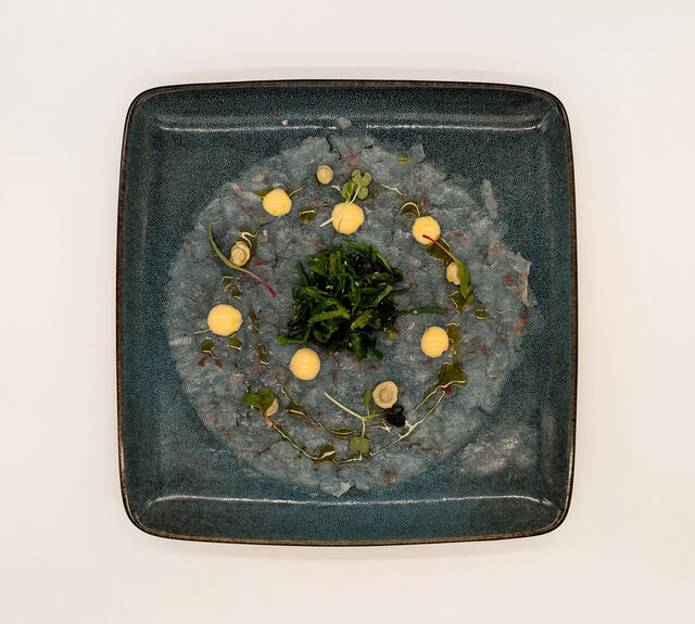 Carpaccio de gambón con mayonesa de wasabi, reducción de mango y alga wakame