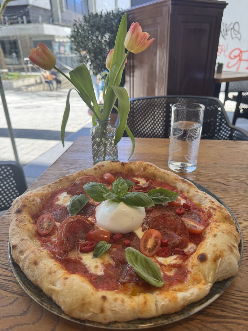 Pizza Salami mit Chilli und Burrata