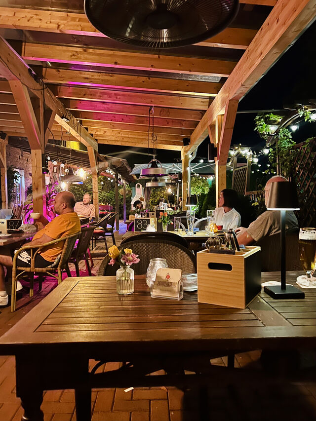 Biergarten am späten Abend 