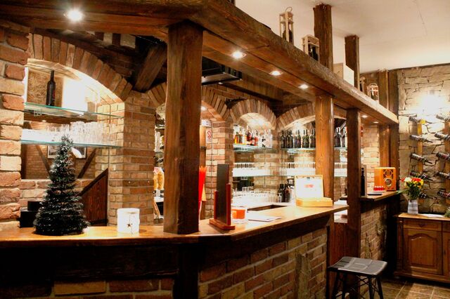 Otevřeli jsme pro Vás v prostorách pod kavárnou i útulnou vinárnu s barem.
Otevřeno pondělí-pátek 16:00 až 22:00
