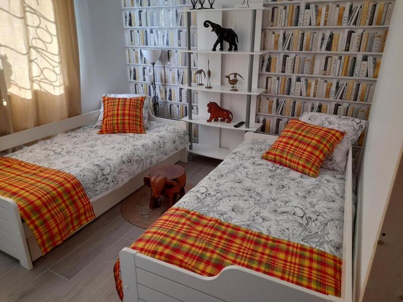 Gîte A KWABA AD. 2 lits simples+1 lit doublePrix 2 pers. 90€3 pers. 115€4 pers. 150 €Taxe séjour 3.5% du prixClassement***