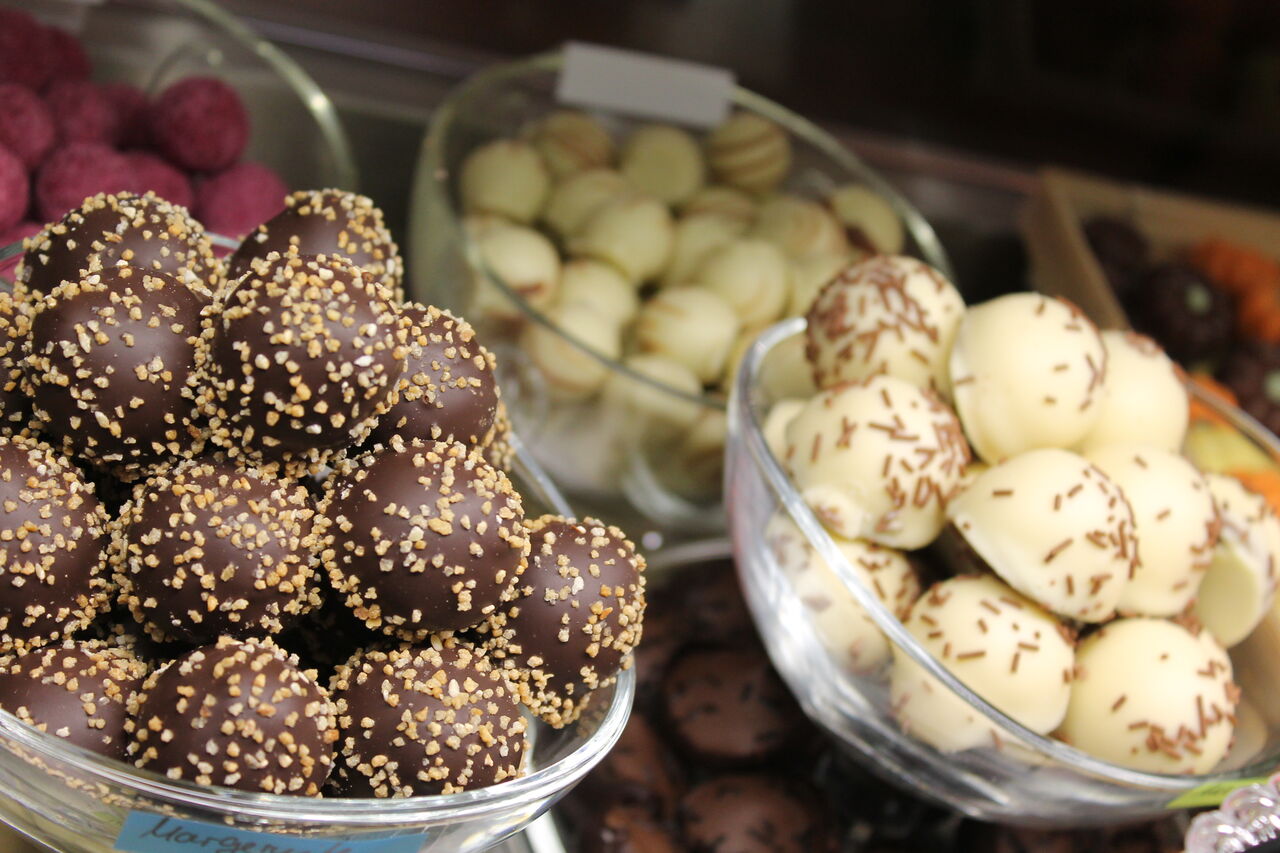 Lassen Sie sich von unseren süßen Spezialitäten verführen. Feinste Trüffel und Pralinen teilweise aus Handmanufaktur.