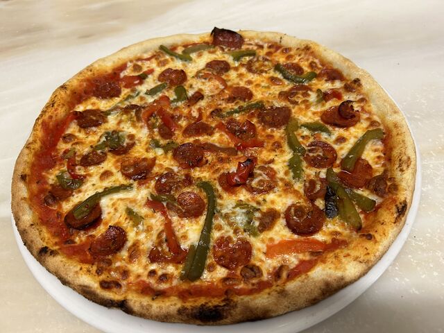 Sauce tomate, chorizo, poivrons, mozzarella, origan 13,90€