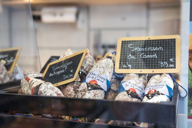 Saucissons Vitrine L'annecienne Boucherie Traiteur Annecy