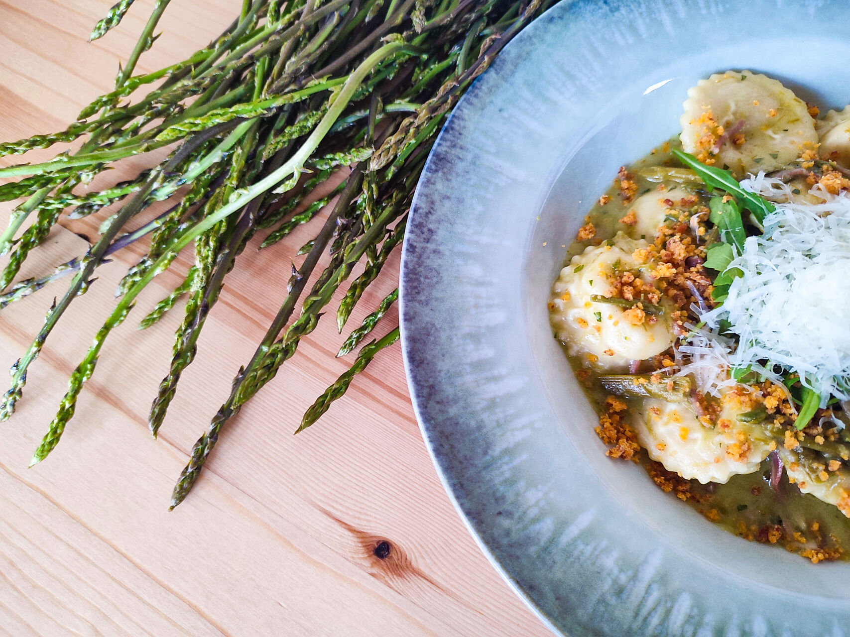 Ravioli sa pršutom i šparogama