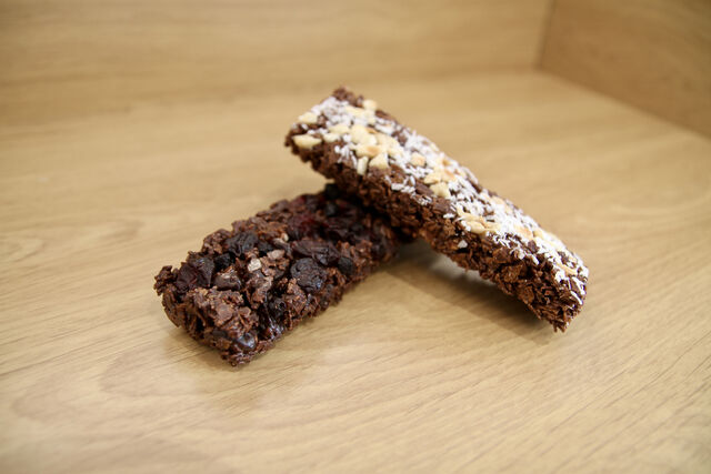 Barres chocolatées
- noisettes, feuilletine, chocolat 64% et coco rapé.
- Cranberry, feuilletine, chocolat 64% et myrtille.