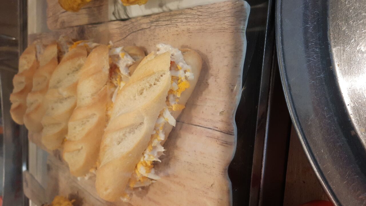 Flauta de atún con mayonesa, huevo hilado y alegría ¡¡que no falte!!