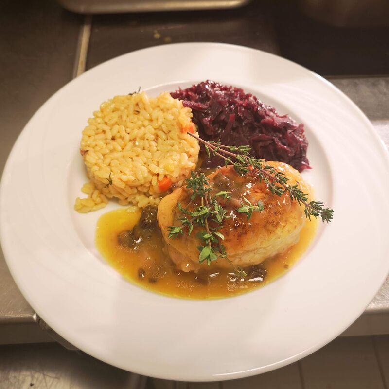 Paupiette de poulet farcie aux morilles accompagné de compotée de choux rouge