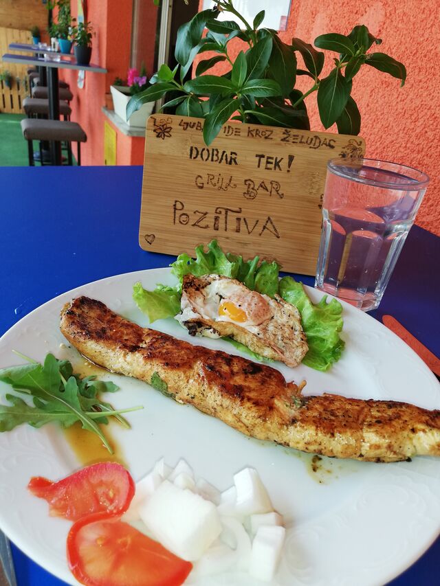 Pileca rolica punjena svjezim sirim i rikolom +jaje