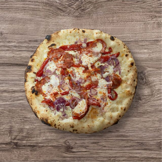 Bomba (new ⭐) ▪ 15€ : crème, fior di latte, spianata piccante, poivrons cuisinés, oignons rouges, tabasco, piment d’espelette