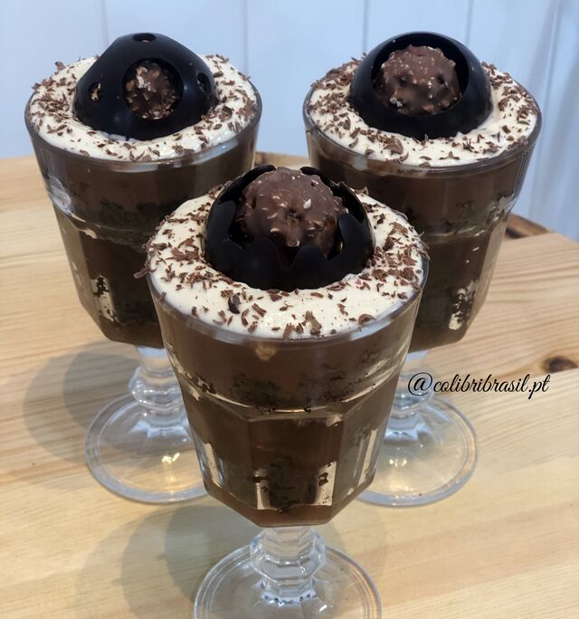 Nossas maravilhosas taças de chocolate e bolo de diversos sabores 