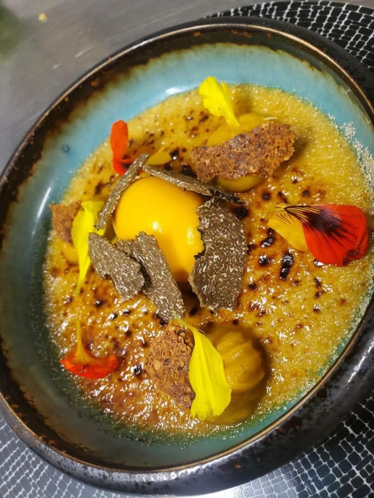 Crème brûlée foie gras et truffe, sorbet potimarron, crémeux butternut, brioche maison