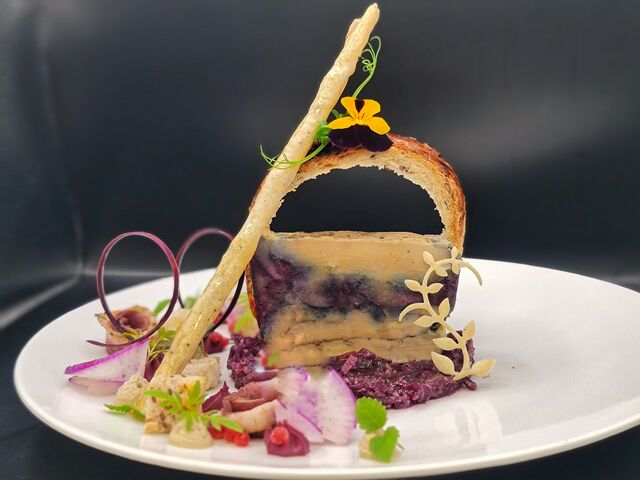 Foie-gras mi-cuit et chocolat ibiscus camayos, glace Foie-gras tonka