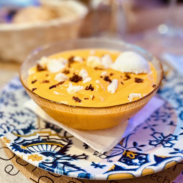 Salmorejo cordobés con migas de paletilla ibérica, huevo y crema helada de A.O.V.E.