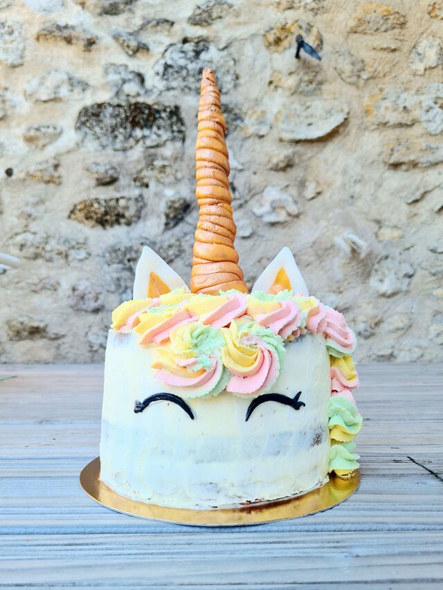 Nude cake Licorne - Pinata cake - Garni de fraises