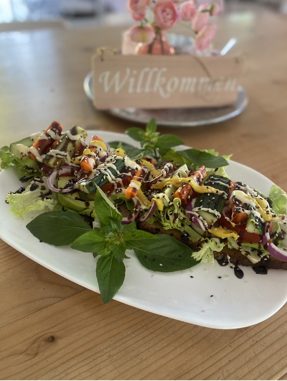 Landbrot Avocado, Karotte und Salat