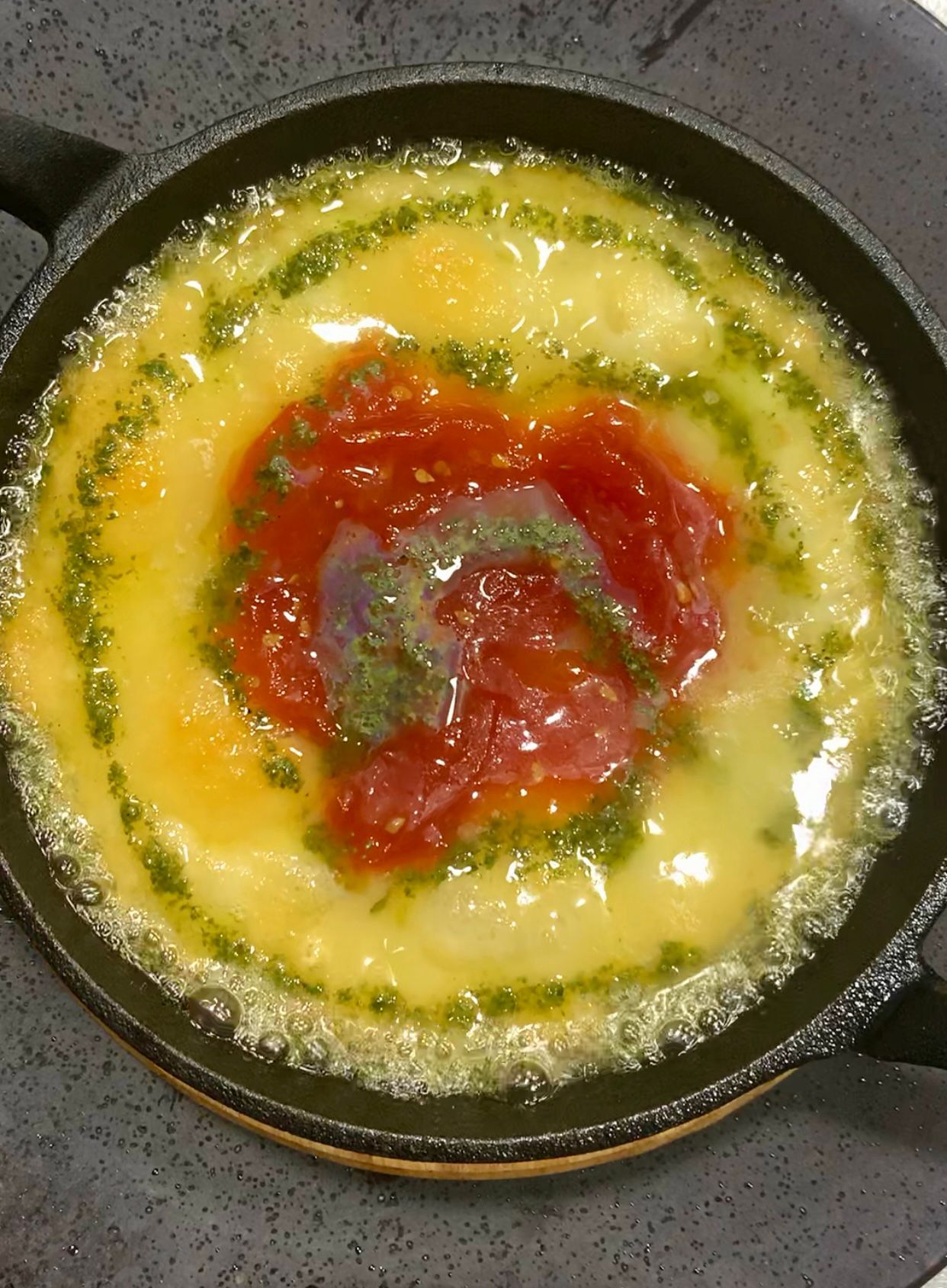 Provoleta con mermelada de tomate y pesto de albahaca