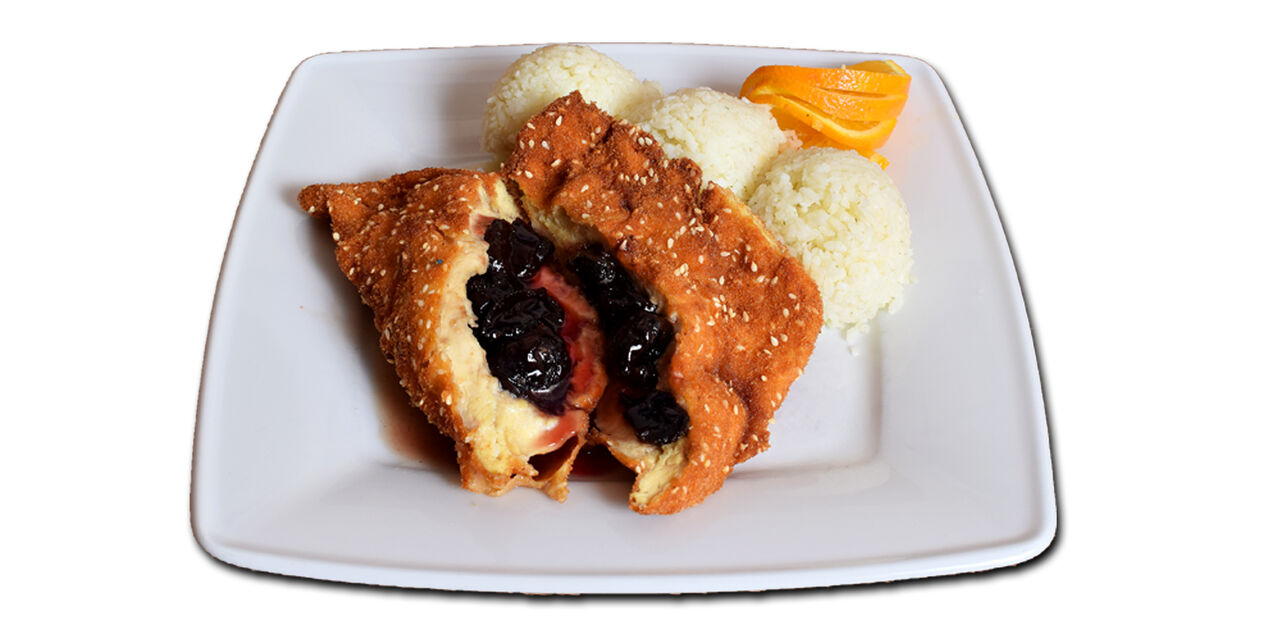 Szezámmagos rántott csirkemell filé aszalt szilvával töltve