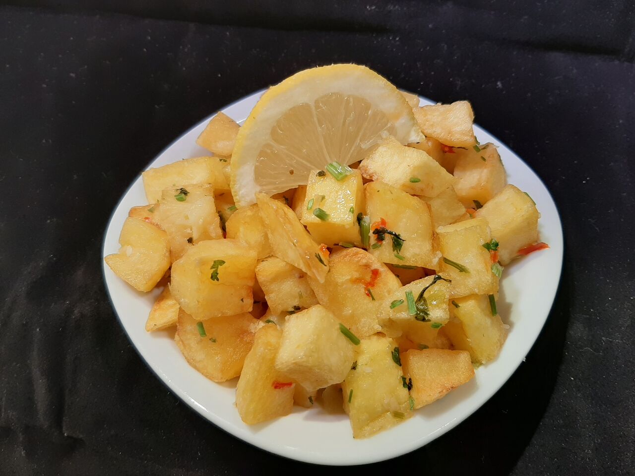 BATATA HARRA
cubes pommes de terre sautées à l'ail, et à la coriandre