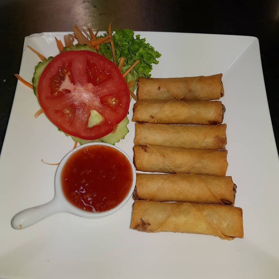 Nr. 2 Thaise huisgemaakte lenterolletjes met groenten en kip met zoetzure saus 