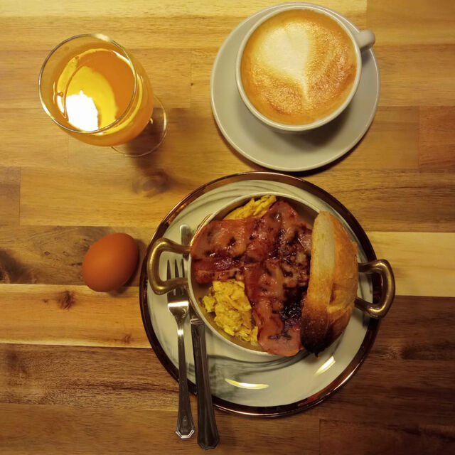 DESAYUNO INGLES, HUEVOS REVUELTOS CON BACON Y TOSTADA DE PAN ESPECIAL