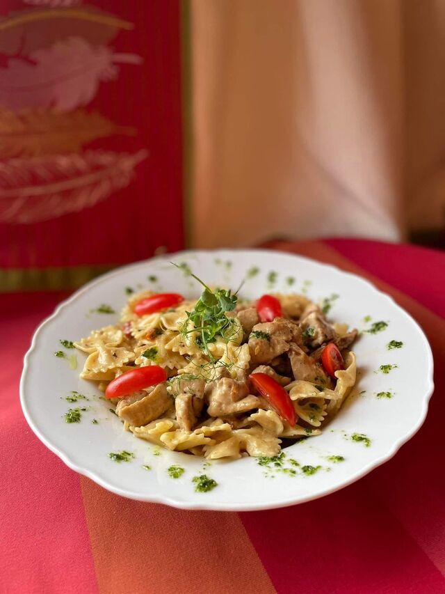 Makaron farfalle z kurczakiem w sosie śmietanowo-pomidorowym 