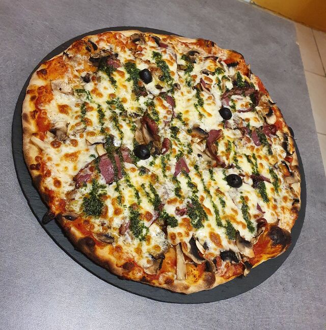 MAGRET:
Base tomate, champignons, magret de canard fumé, mozzarella, persillade, olives.