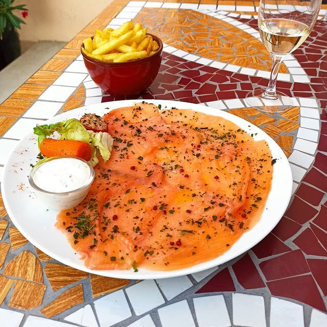 Carpaccio de saumon mariné huile d'olive, citron et basilic