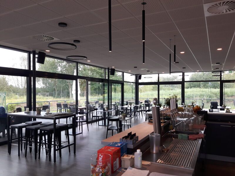 Willkommen in unserem modernen Restaurant. Unser heller Gastraum bietet Ihnen ein gemütliches Ambiente. 