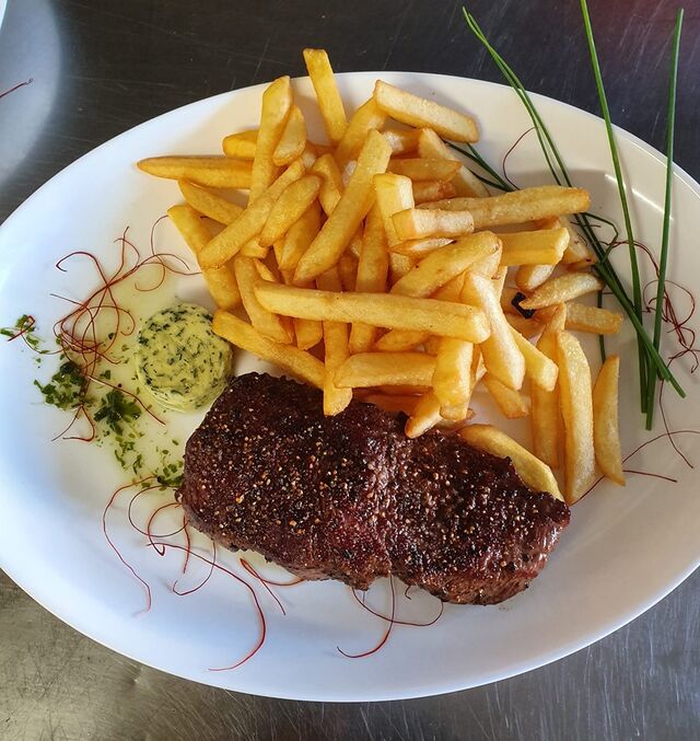 Argentinisches Rumpsteak ca.220g
Mit Pommes Frites,Salat und Kräuterbutter