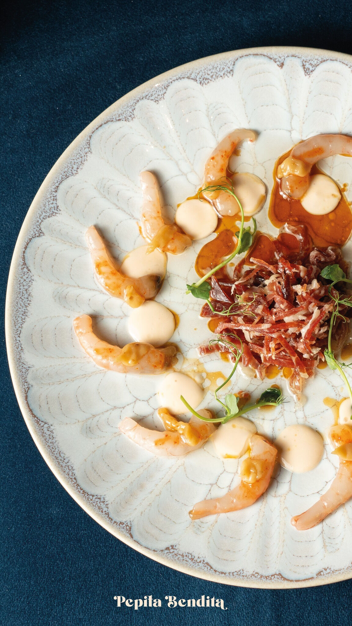 Casi carpaccio de gambita blanca, ajo asado, jamón ibérico y sriracha