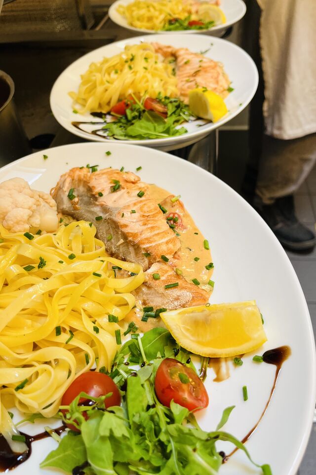 Pavé de saumon sauce toscane, tagliatelles