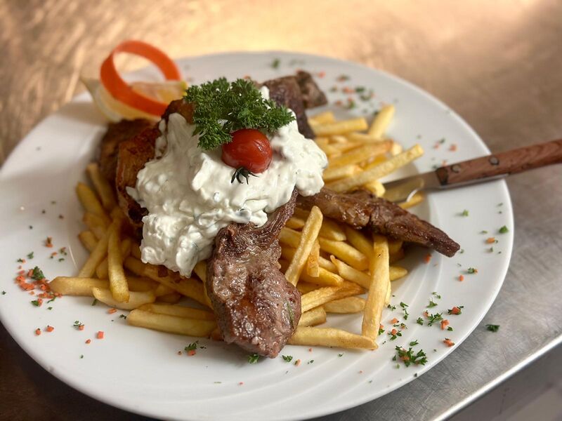 Grillteller mit Pommes und Tzatziki
