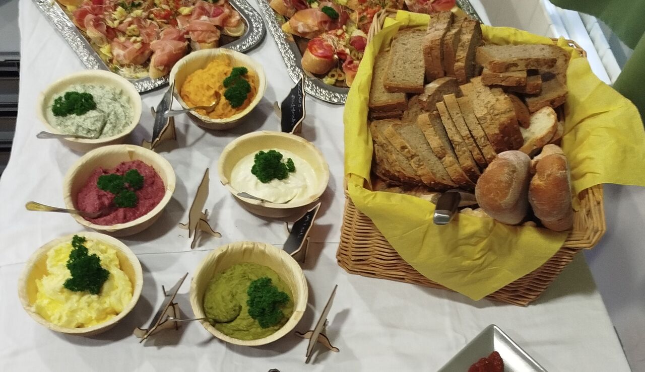 Brotauswahl mit verschiedenen Dips