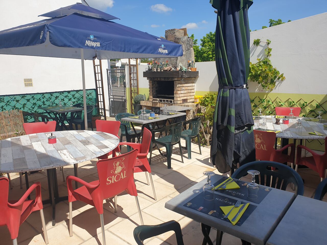 Une terrasse équipée d'un barbecue privatisable.