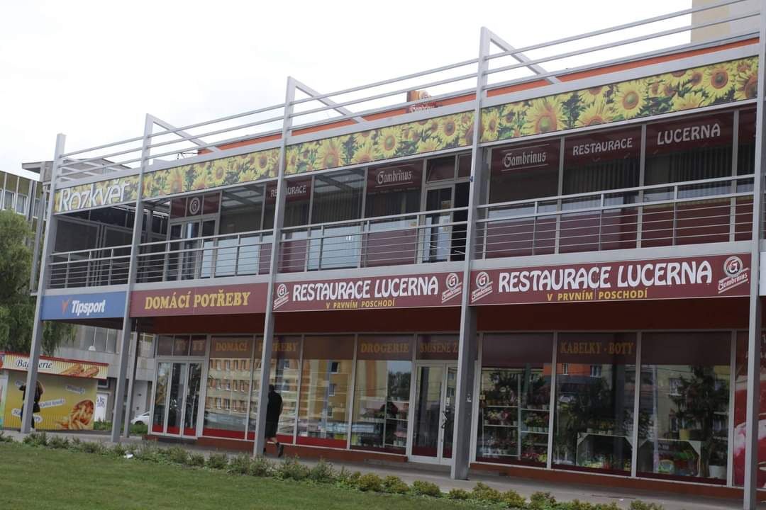 Lucernu nejde přehlédnout.