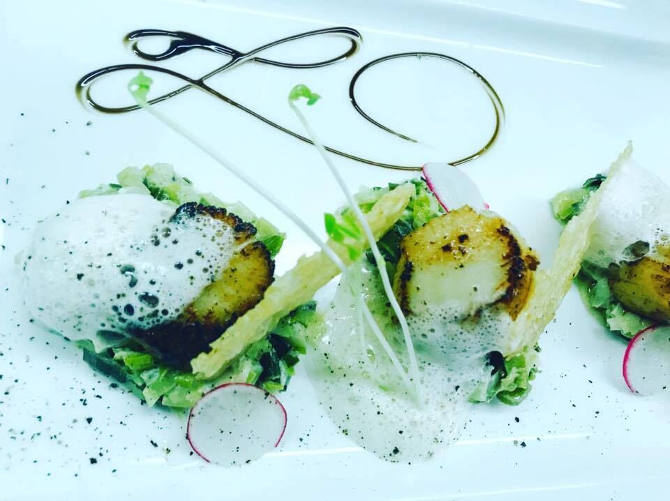 St jacques poêlées, émulsion de crustacés, fondue de poireaux