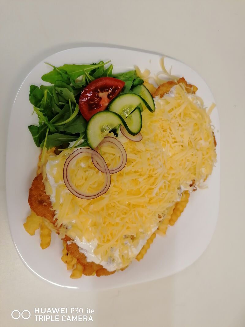 Fokhagymás tejfölös rántott borda sajttal leszórva,hasábburgonya