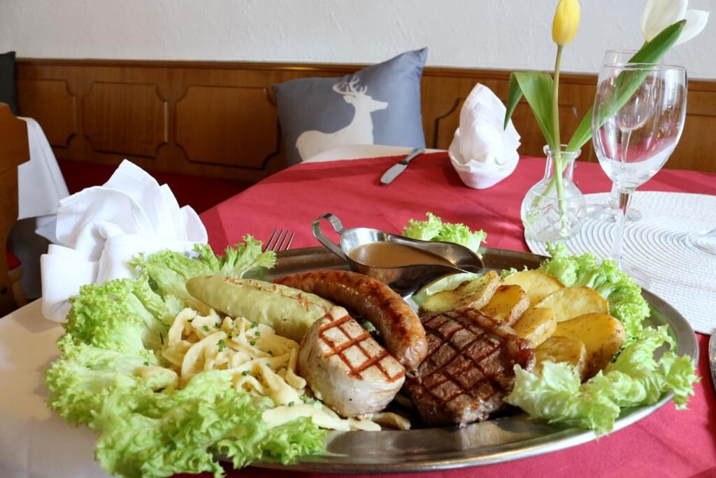 Unsere traditionelle Hirschplatte mit schwäbischen und argentinischen Spezialitäten