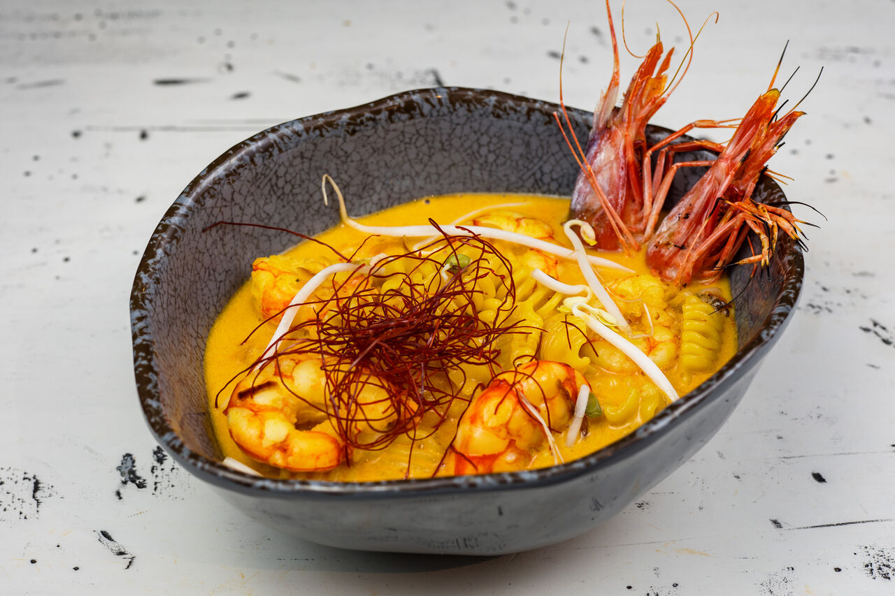 🍤 Gambas a la llama 🔥, leche de coco 🥛🥥 y radiatore 🍝 ⠀