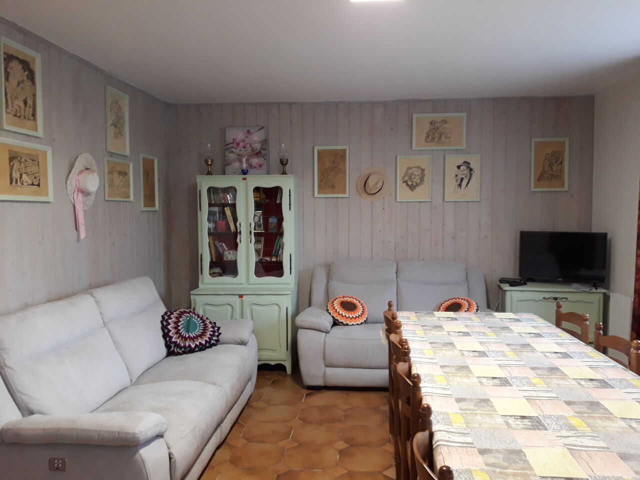 coin lecture avec exposition de dessins de l'artiste local LUCIEN GIRES.