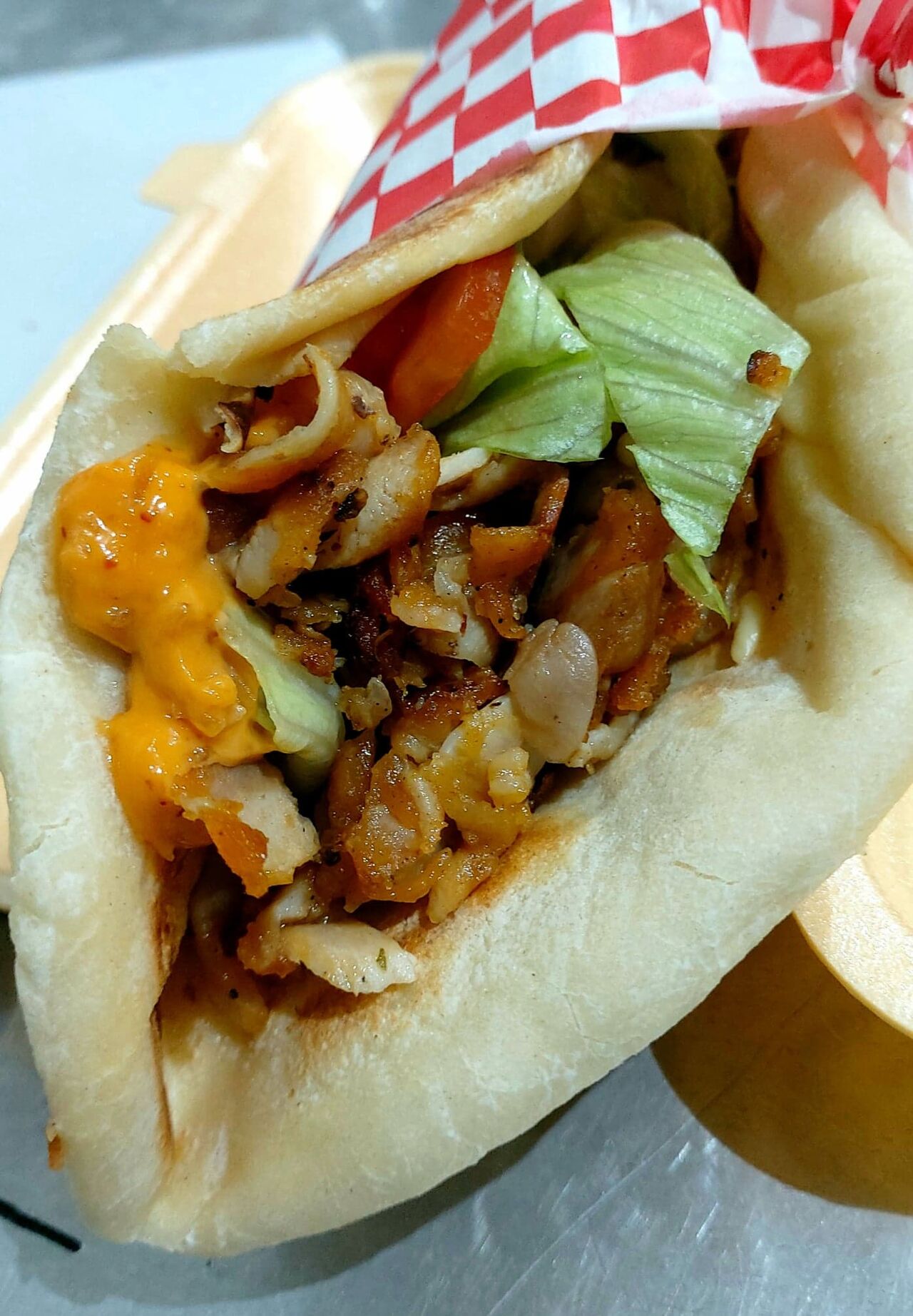Sandwich Naan (Frites et boisson): 7€
(Galette naan maison, viande au choix, salade, tomate, oignon, sauce au choix) 