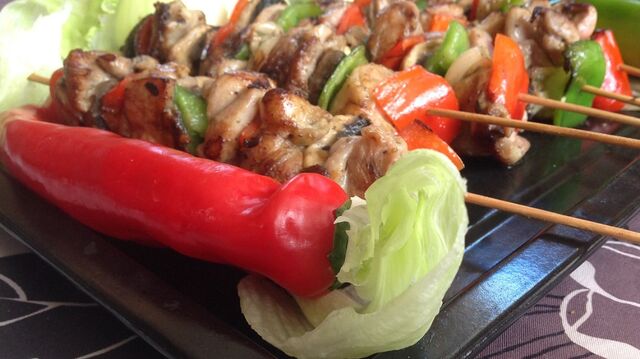 Brochette de volaille champignon de Paris legumes