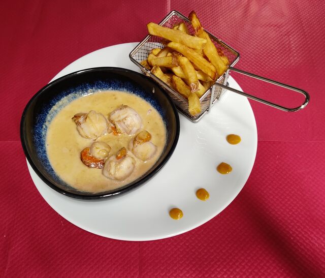 Saint Jacques flambées à la chartreuse et ses frites maison