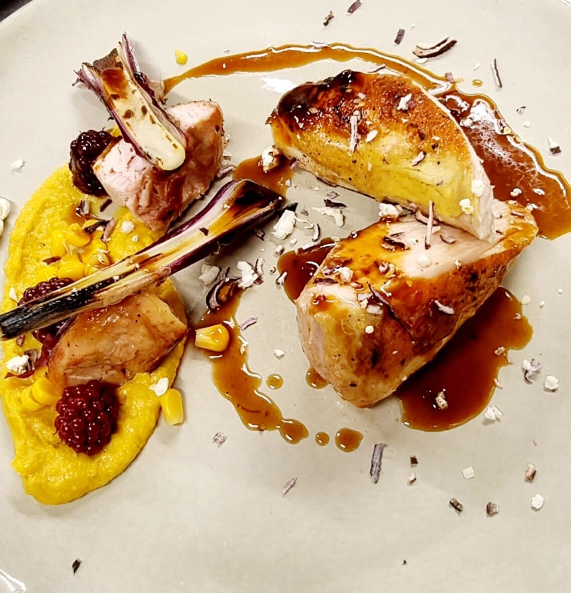 -LA VOLAILLE
Suprême rôti, cuisse grillée, maïs en déclinaison, mûre et cebette
