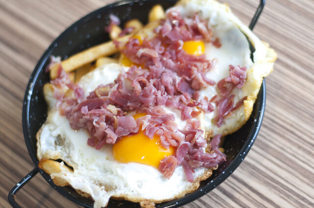 Ovos fritos com batata frita e presunto. 