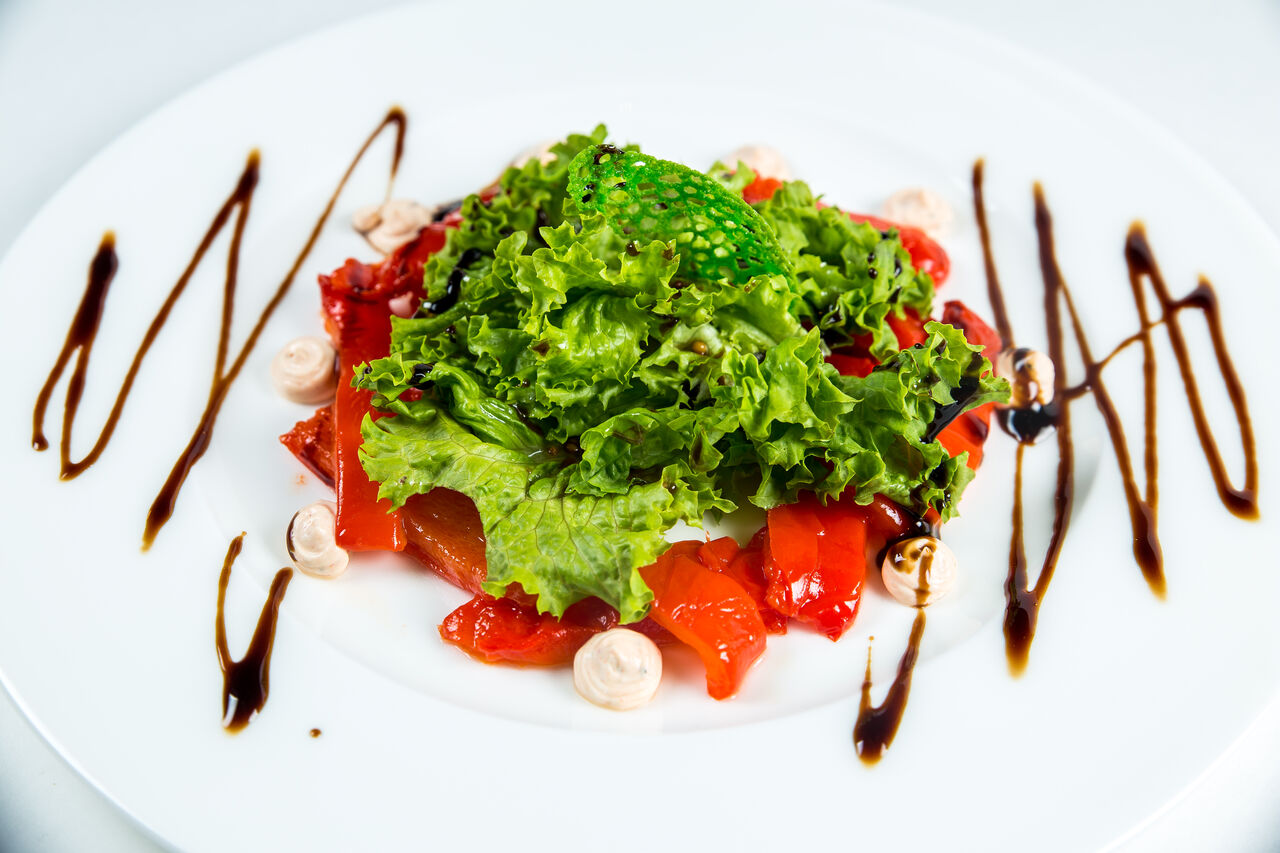 Печені перці з крем-сиром під соусом вінегрет.